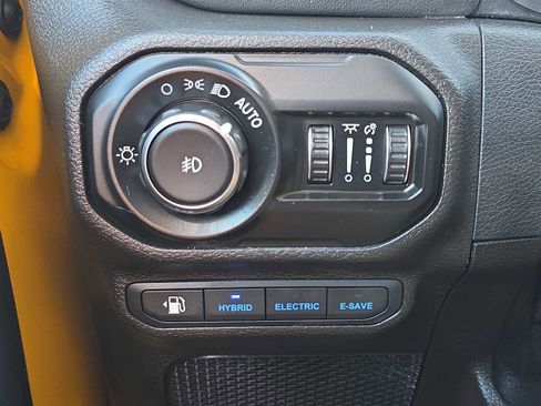 Used 2021 Jeep Wrangler Unlimited Sahara image 30