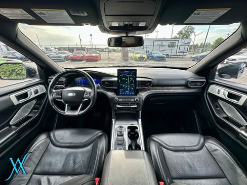 Used 2020 Ford Explorer Platinum w/ Premium Technology Package AWD/4WD image 32