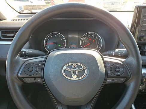 Used 2022 Toyota RAV4 XLE AWD/4WD image 17