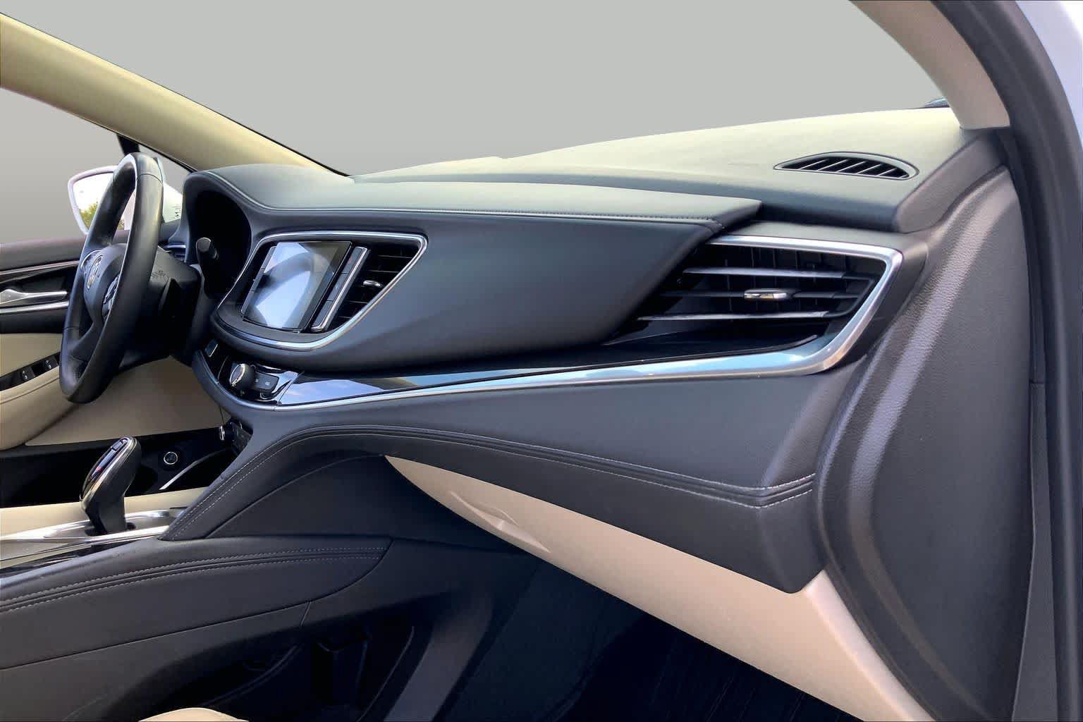 Used 2020 Buick Enclave Essence FWD image 18