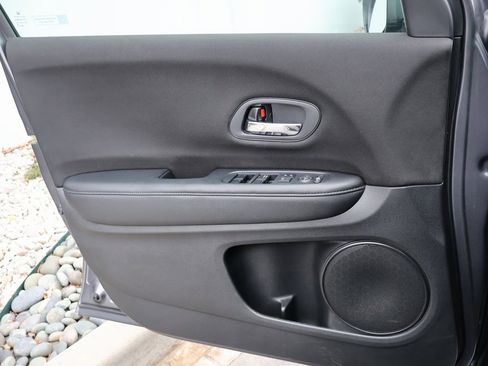 Used 2018 Honda HR-V LX image 32