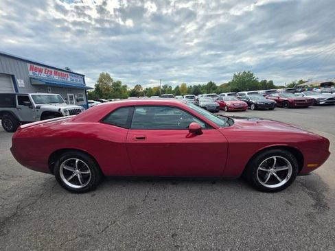 Used 2010 Dodge Challenger SE RWD image 4