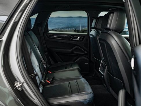 Certified 2022 Porsche Cayenne E-Hybrid w/ Premium Package image 48