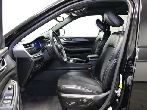 Used 2023 Jeep Grand Cherokee L Laredo RWD image 19
