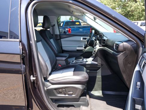 Used 2024 Ford Explorer XLT w/ Equipment Group 202A AWD/4WD image 27