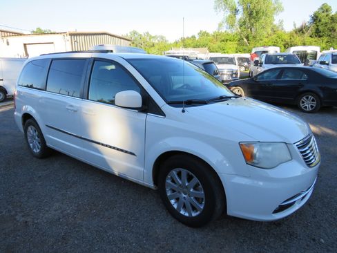Used 2013 Chrysler Town & Country Touring image 3