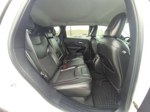 Used 2020 Jeep Cherokee Trailhawk w/ Comfort/Convenience Group AWD/4WD image 15