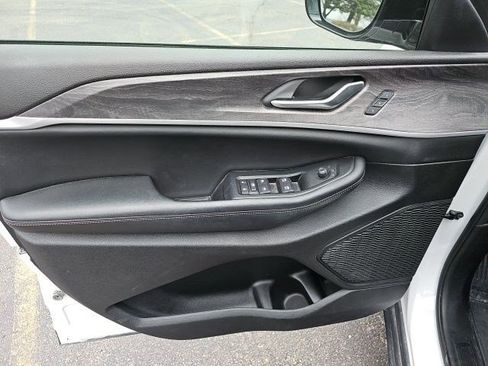 Used 2023 Jeep Grand Cherokee Limited w/ Luxury Tech Group II image 18