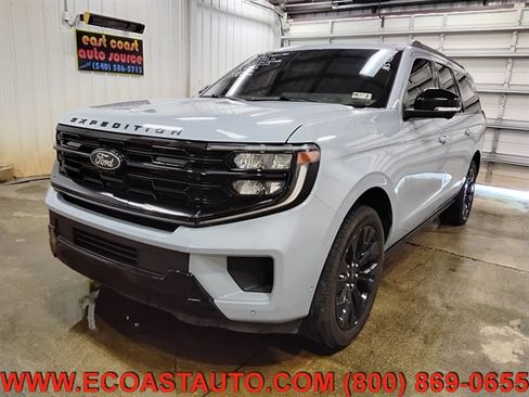 Used 2025 Ford Expedition Max Platinum w/ Stealth Appearance Package AWD/4WD image 4