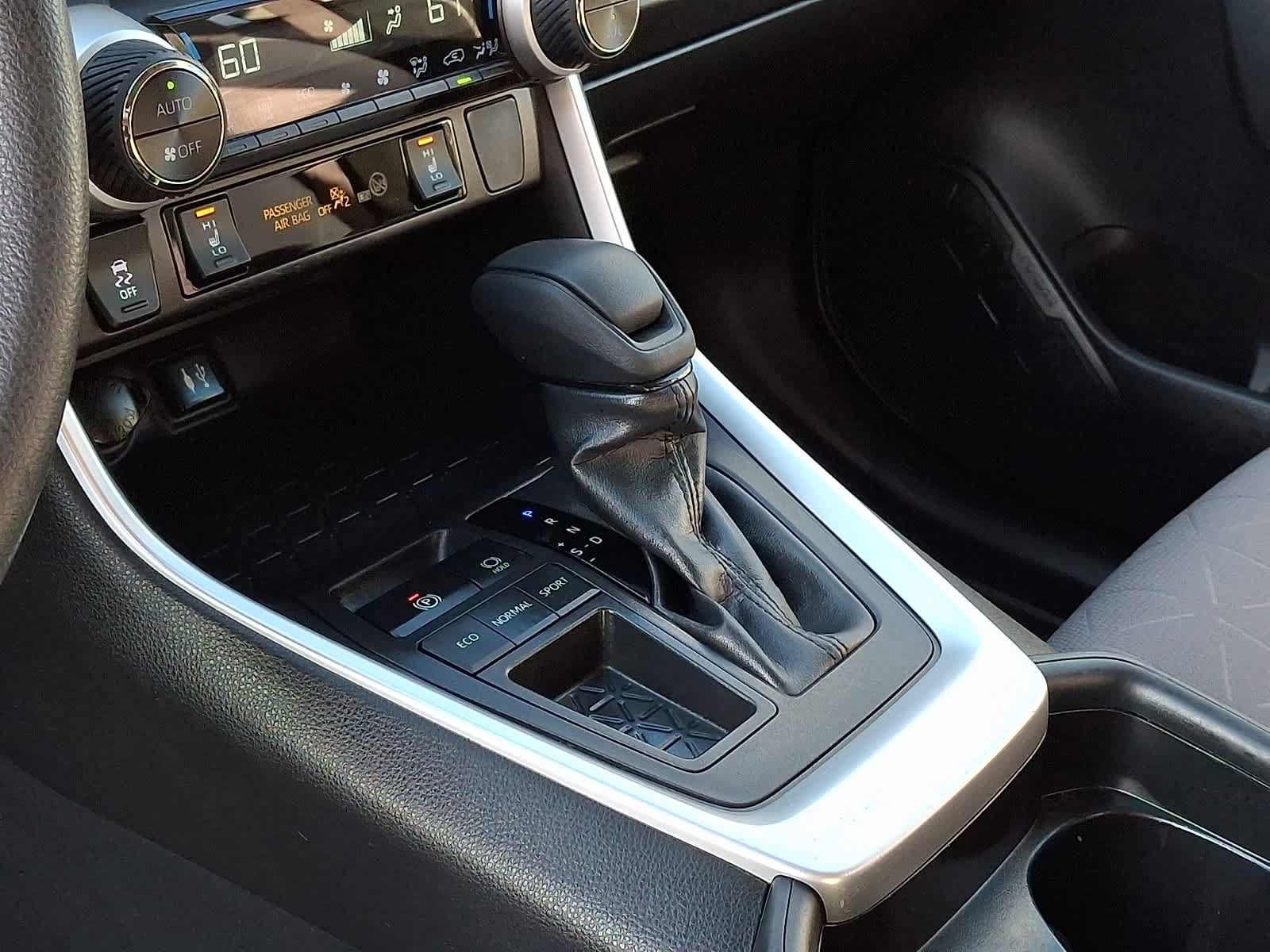 Used 2019 Toyota RAV4 XLE w/ Convenience Package FWD image 17