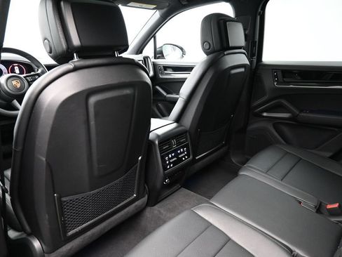 Certified 2025 Porsche Cayenne AWD/4WD image 8