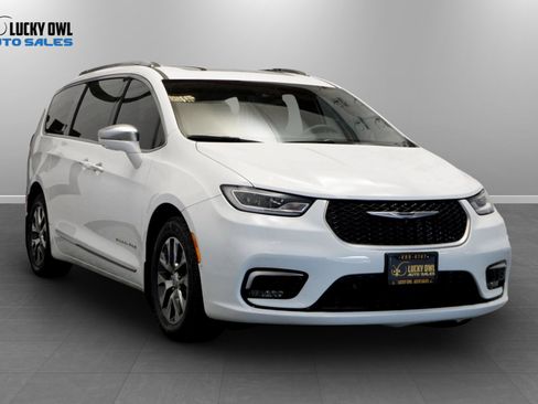 Used 2022 Chrysler Pacifica Pinnacle FWD image 3