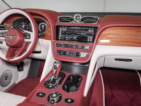 Used 2025 Bentley Bentayga image 35