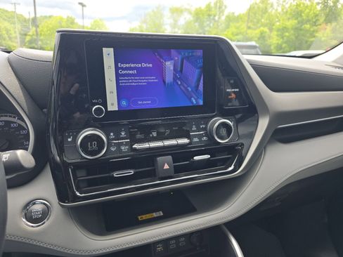 Used 2023 Toyota Highlander XLE FWD image 19