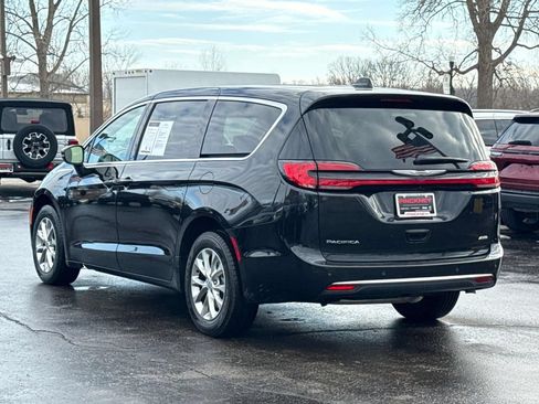 Used 2023 Chrysler Pacifica Touring-L AWD/4WD image 7