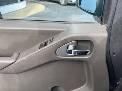 Used 2013 Nissan Frontier SV image 13