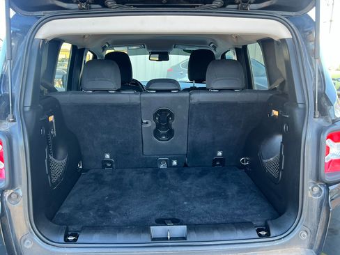 Used 2016 Jeep Renegade Latitude w/ Popular Equipment Group image 28