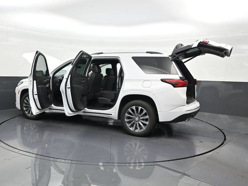 Used 2023 Chevrolet Traverse Premier FWD image 35
