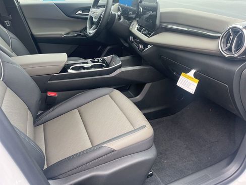 New 2026 Chevrolet Equinox LT w/ Convenience Package II FWD image 32
