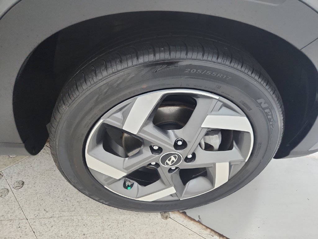 Used 2025 Hyundai Venue SEL FWD image 37