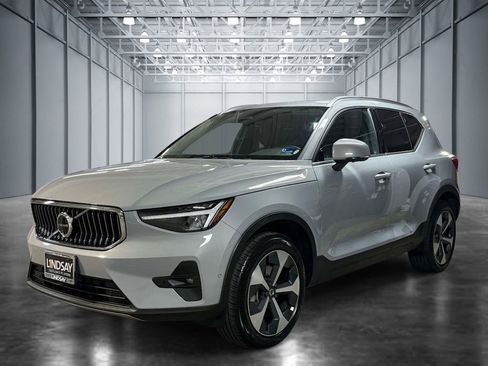 Used 2025 Volvo XC40 B5 Plus AWD/4WD image 1