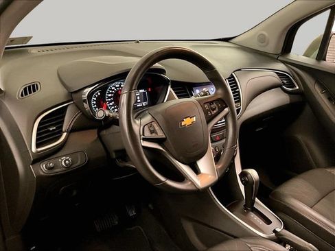 Used 2020 Chevrolet Trax LT w/ LT Convenience Package AWD/4WD image 12