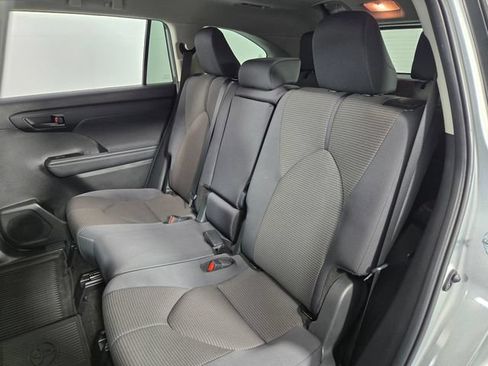 Used 2024 Toyota Highlander LE AWD/4WD image 16
