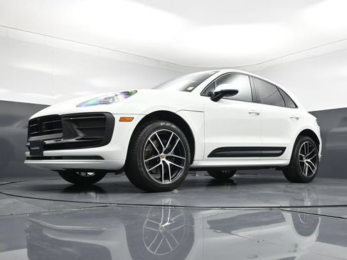 Certified 2025 Porsche Macan AWD/4WD image 21