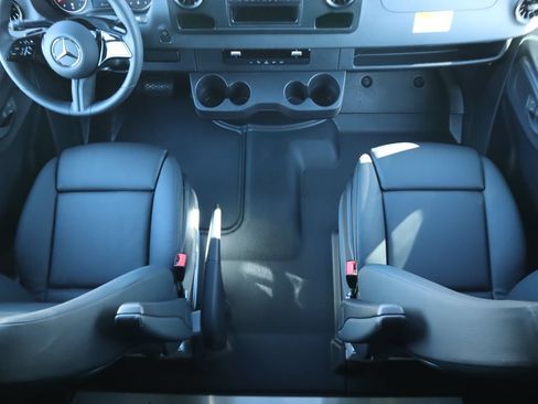 Used 2025 Mercedes-Benz Sprinter 2500 image 16