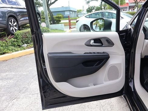 Used 2023 Chrysler Pacifica Touring-L FWD image 21