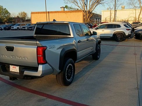 Used 2024 Toyota Tacoma TRD Off-Road image 9