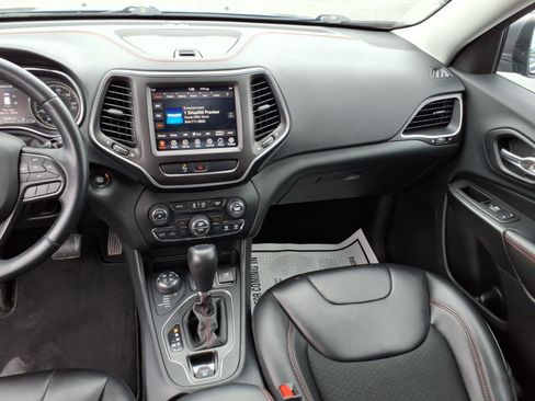 Used 2019 Jeep Cherokee Trailhawk w/ Cold Weather Group AWD/4WD image 15