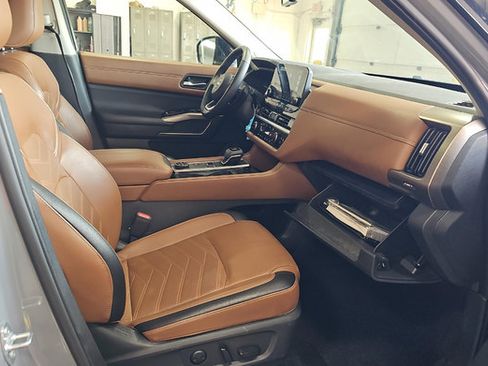 Used 2024 Nissan Pathfinder Platinum w/ Cargo Package AWD/4WD image 9