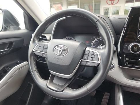 Used 2022 Toyota Highlander XLE AWD/4WD image 18