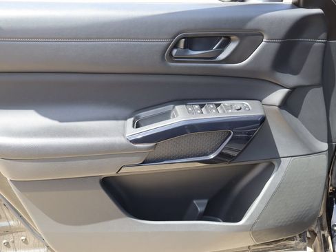 Used 2025 Nissan Pathfinder SV FWD image 21