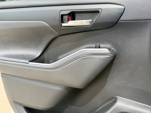 Used 2023 Toyota Highlander XLE image 25