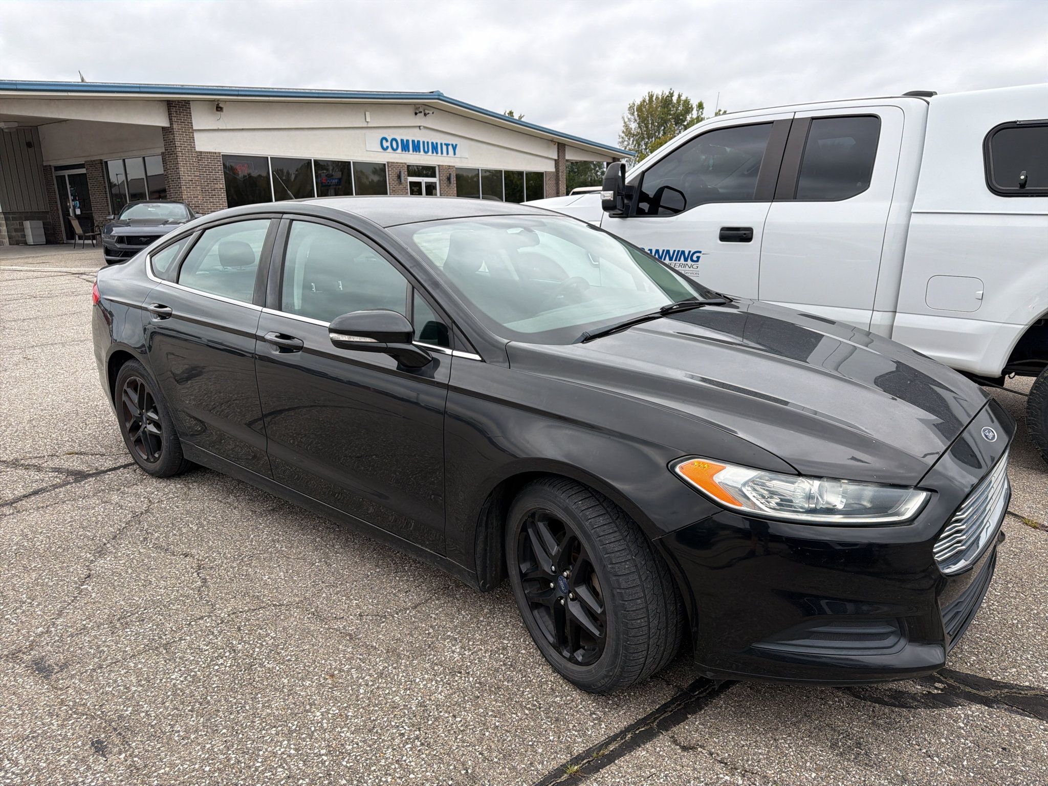 Used 2015 Ford Fusion SE FWD image 3