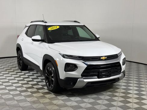 Used 2021 Chevrolet TrailBlazer LT w/ Premium Seating Package FWD image 3