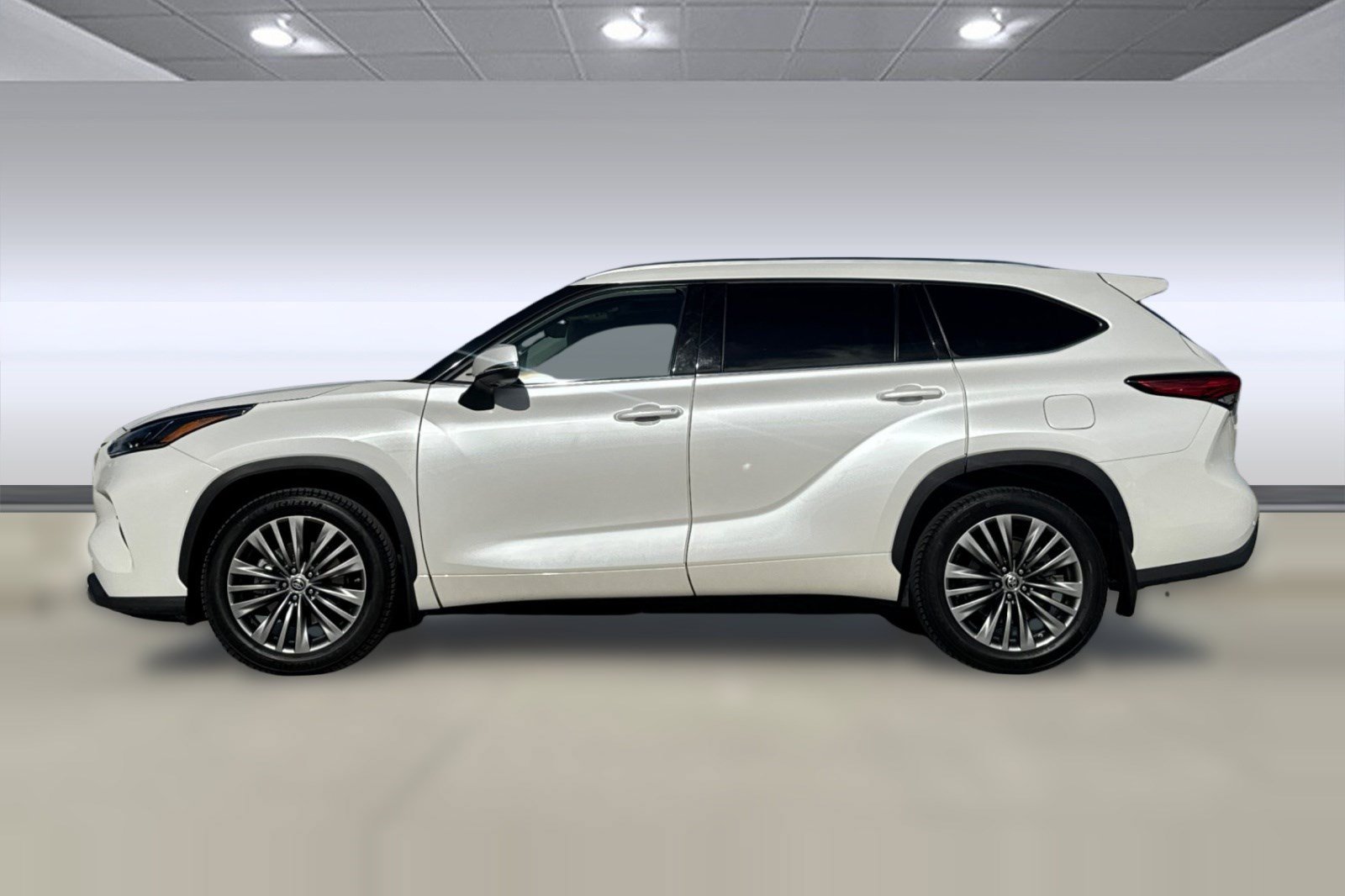 Used 2021 Toyota Highlander Platinum AWD/4WD image 2