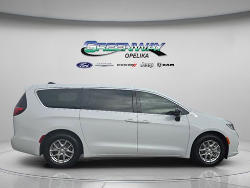 New 2026 Chrysler Pacifica Select image 8