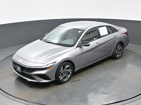 Certified 2025 Hyundai Elantra Sport image 32