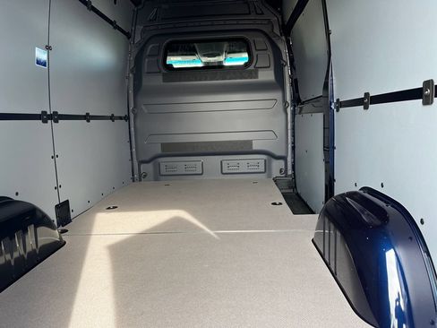 Used 2025 Mercedes-Benz Sprinter 2500 image 9
