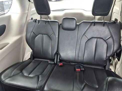 Used 2022 Chrysler Pacifica Touring-L FWD image 14