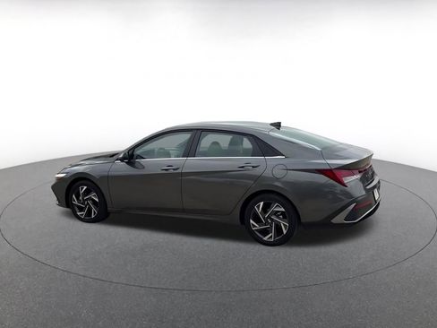 Used 2025 Hyundai Elantra Limited image 10