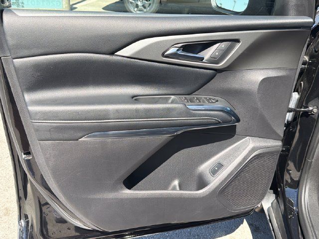 Used 2025 Chevrolet Traverse LT FWD image 14