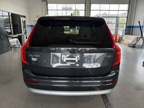 Used 2022 Volvo XC90 T5 Momentum w/ Climate Package AWD/4WD image 9