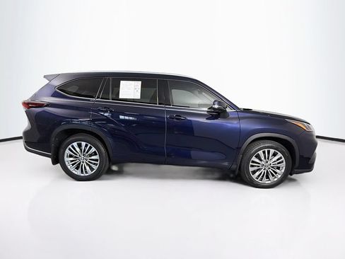 Used 2024 Toyota Highlander Platinum FWD image 11