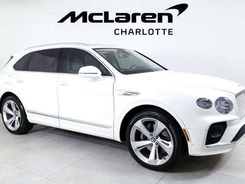 Used 2023 Bentley Bentayga Plug-In Hybrid image 2