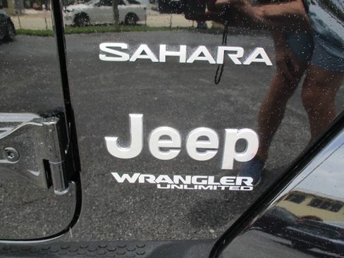 Used 2018 Jeep Wrangler Unlimited Sahara AWD/4WD image 33