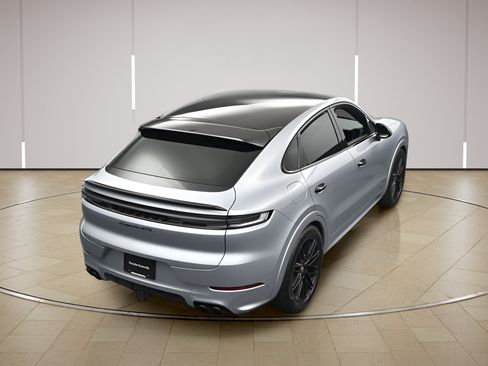 Certified 2025 Porsche Cayenne GTS AWD/4WD image 37